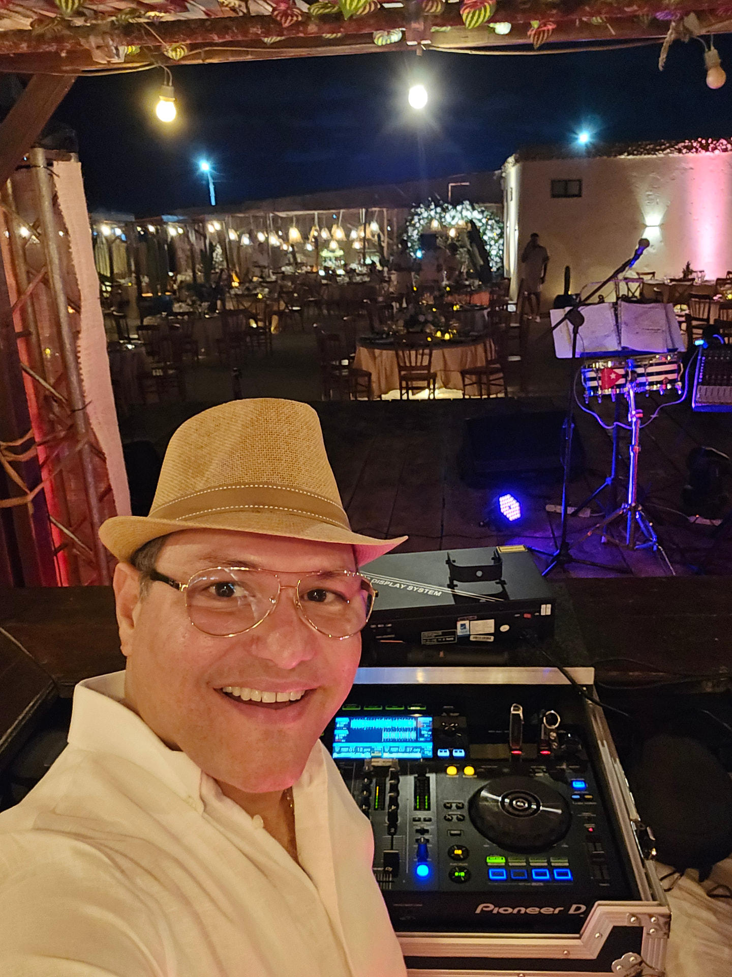 DJ ROVI en cabina durante una boda al aire libre